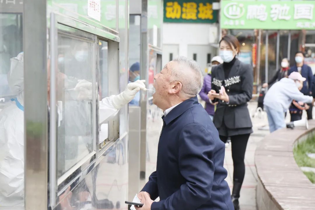 增近百点位，排队两米线！直击经开区第二轮核酸检测现场8.jpg
