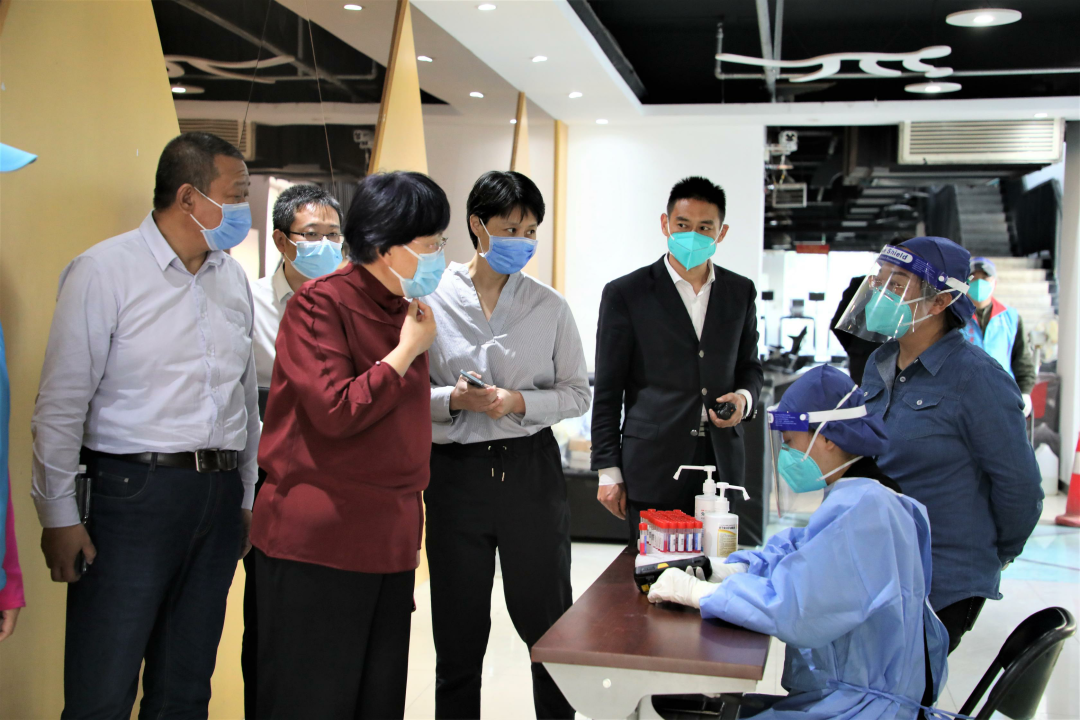 杨秀玲检查核酸采样时强调：快字当头，全力确保核酸检测安全、有序、高效完成.png