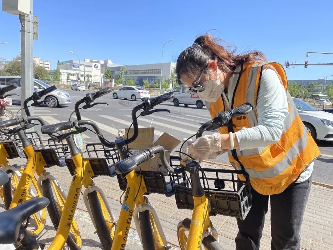 一车配一液!亦城街头的共享单车这样消杀2.jpg 一车配一液!亦城街头的共享单车这样消杀2.jpg
