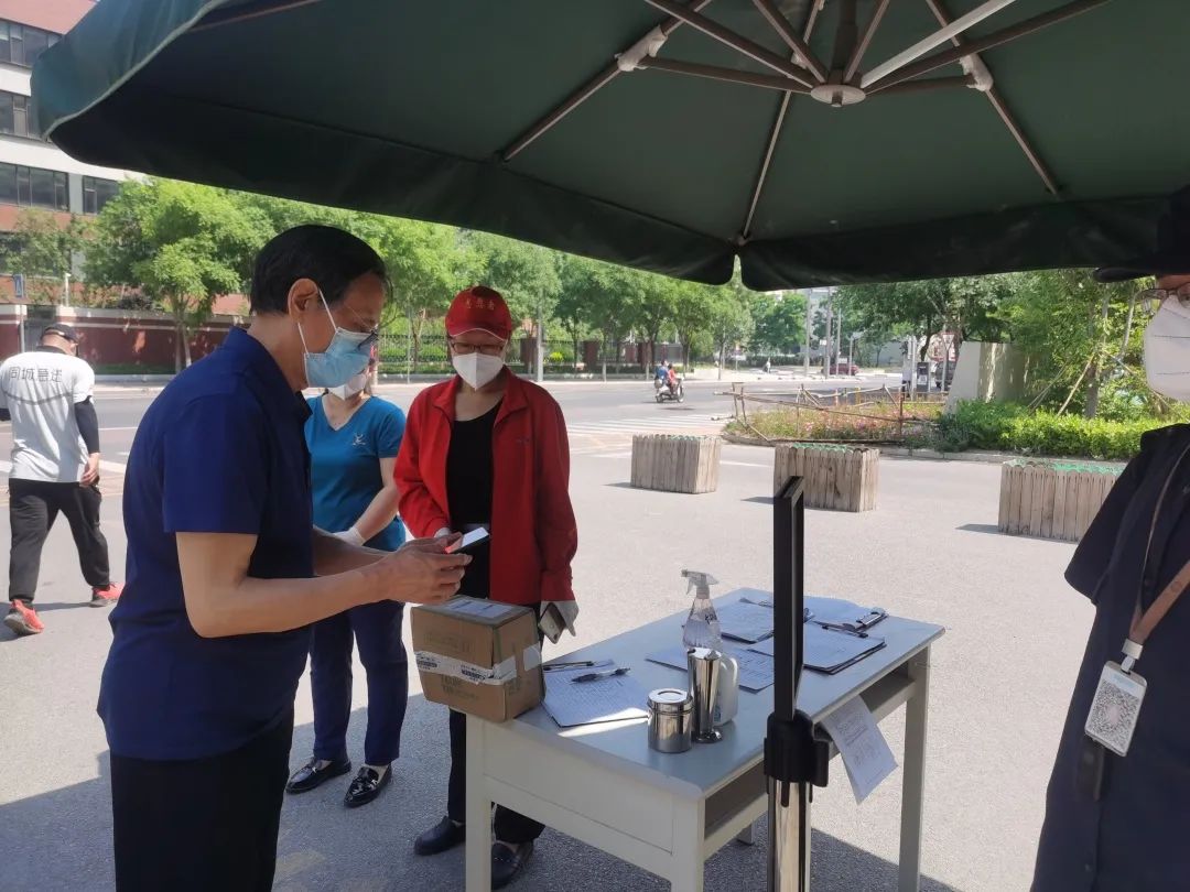 设立存放点,加派志愿者……经开区多措施让居民放心取包裹4.jpg 设立存放点,加派志愿者……经开区多措施让居民放心取包裹4.jpg
