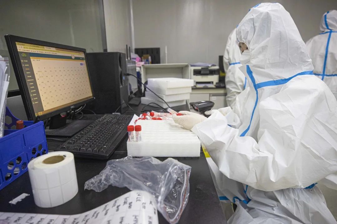 记者探访实验室!揭秘核酸检测报告出炉全过程5.jpg 记者探访实验室!揭秘核酸检测报告出炉全过程5.jpg