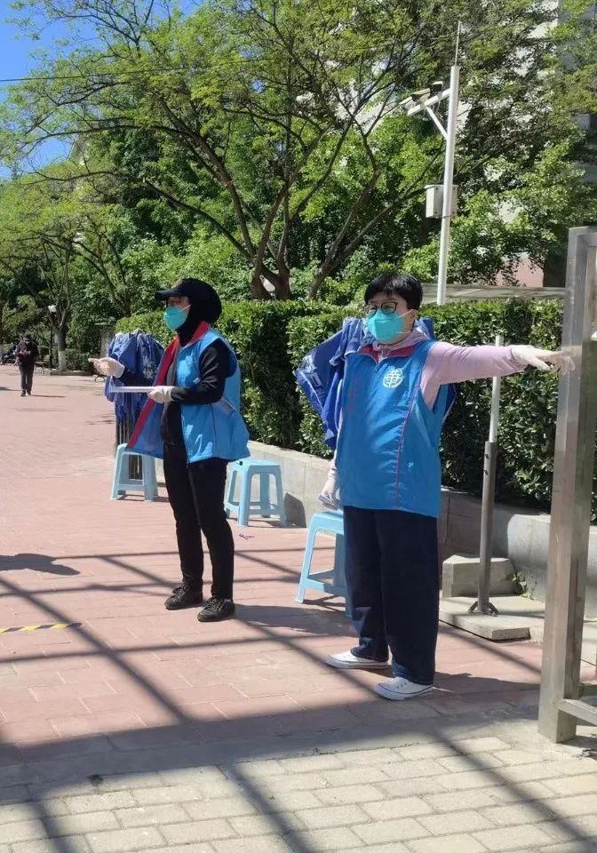 “还需要人手吗?算我一个!”社区核酸检测点的最美志愿蓝2.jpg