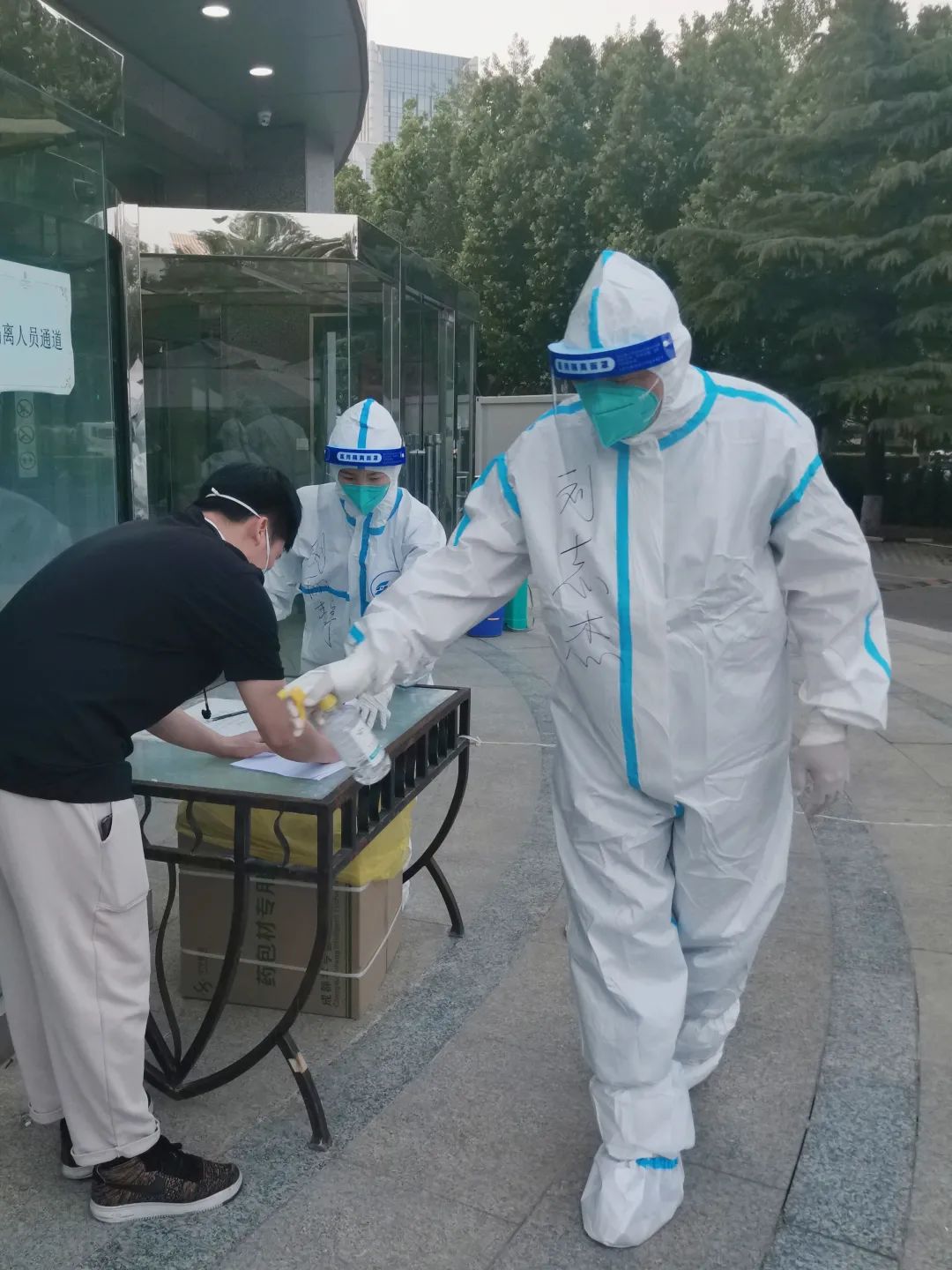 走下手术台,走进医学观察点,用专业和温情为我们护航.jpg 走下手术台,走进医学观察点,用专业和温情为我们护航.jpg