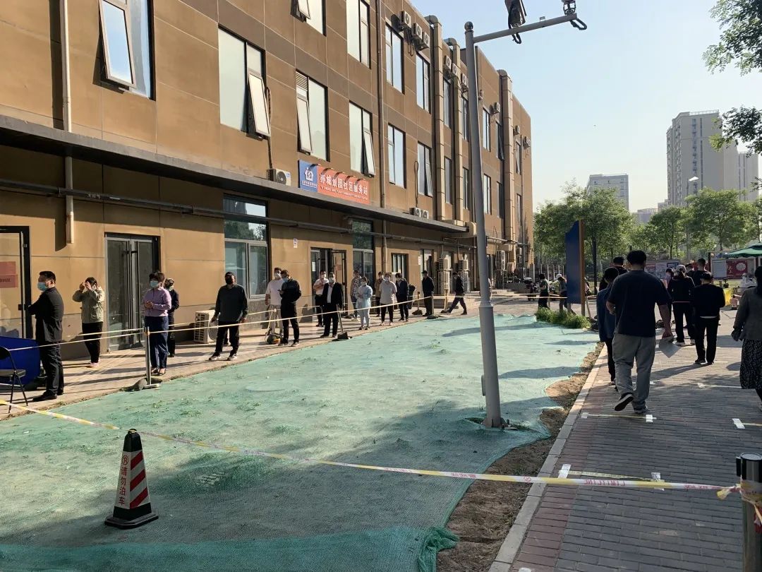 经开区一小区核酸检测现场:知识点满满.jpg 经开区一小区核酸检测现场:知识点满满.jpg