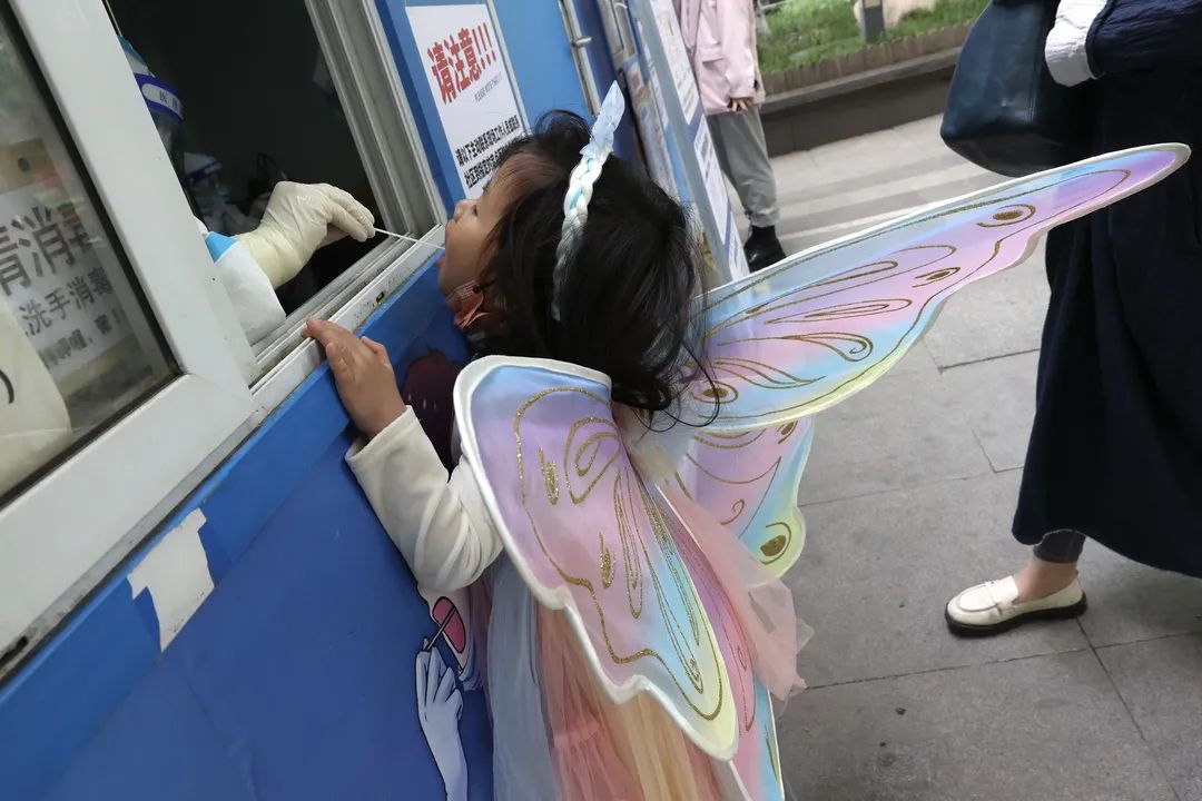 实探经开区常态化核酸检测点:遛个弯您就能做!.jpg 实探经开区常态化核酸检测点:遛个弯您就能做!.jpg