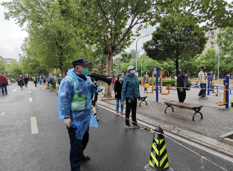 “下雨也不耽误！”防护白、志愿蓝、保安绿汇成温暖守护色 3.png