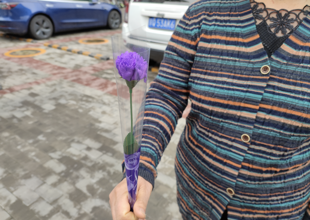 一束花,一本书,一张卡片,一场爱与暖的双向奔赴 2.png