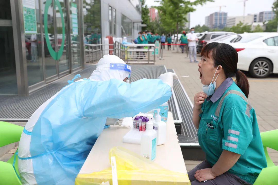 全阴战绩绝不“破防”!北京经开区企业核酸检测生产经营两不误!2.jpg 全阴战绩绝不“破防”!北京经开区企业核酸检测生产经营两不误!2.jpg