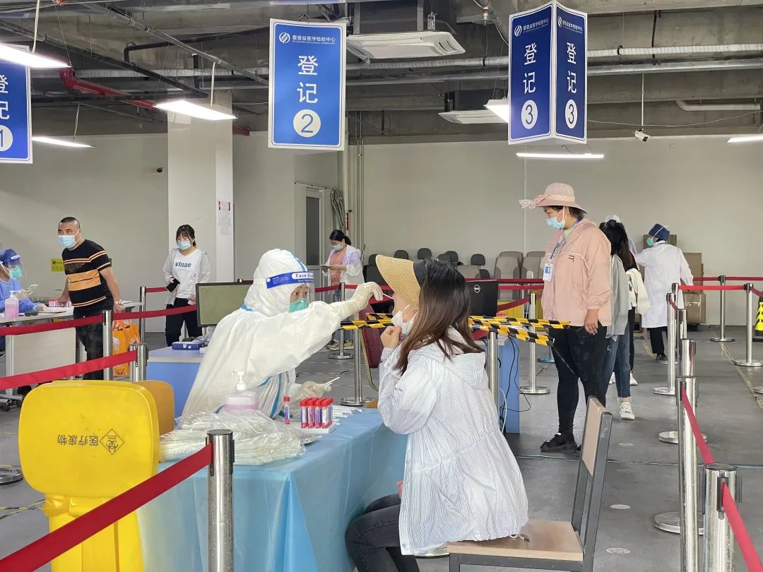 记者实地探访经开区检测点.jpg 记者实地探访经开区检测点.jpg