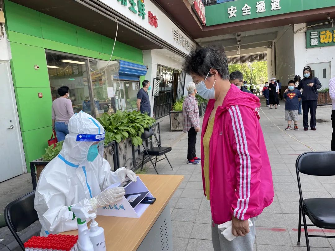 记者实地探访经开区检测点4.jpg 记者实地探访经开区检测点4.jpg