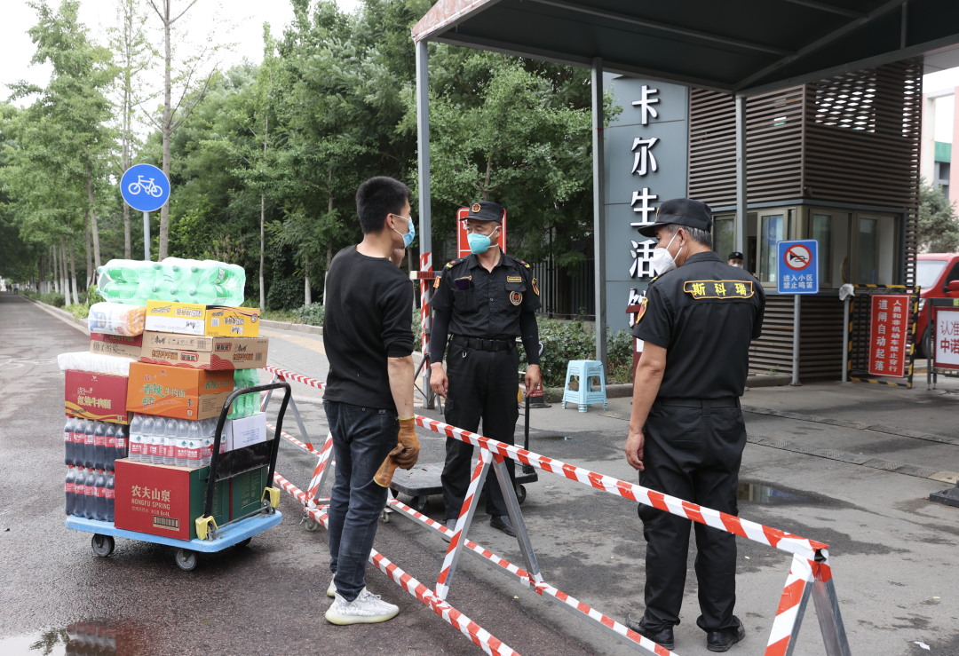 安心!记者实地探访经开区临时封管控小区,有序、有爱、有力度!2.png