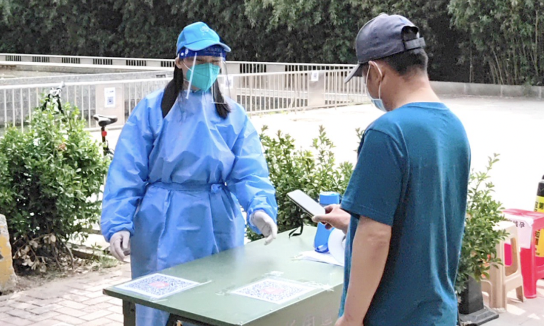 她下沉防疫一线，上小学的儿子这样对她说.png