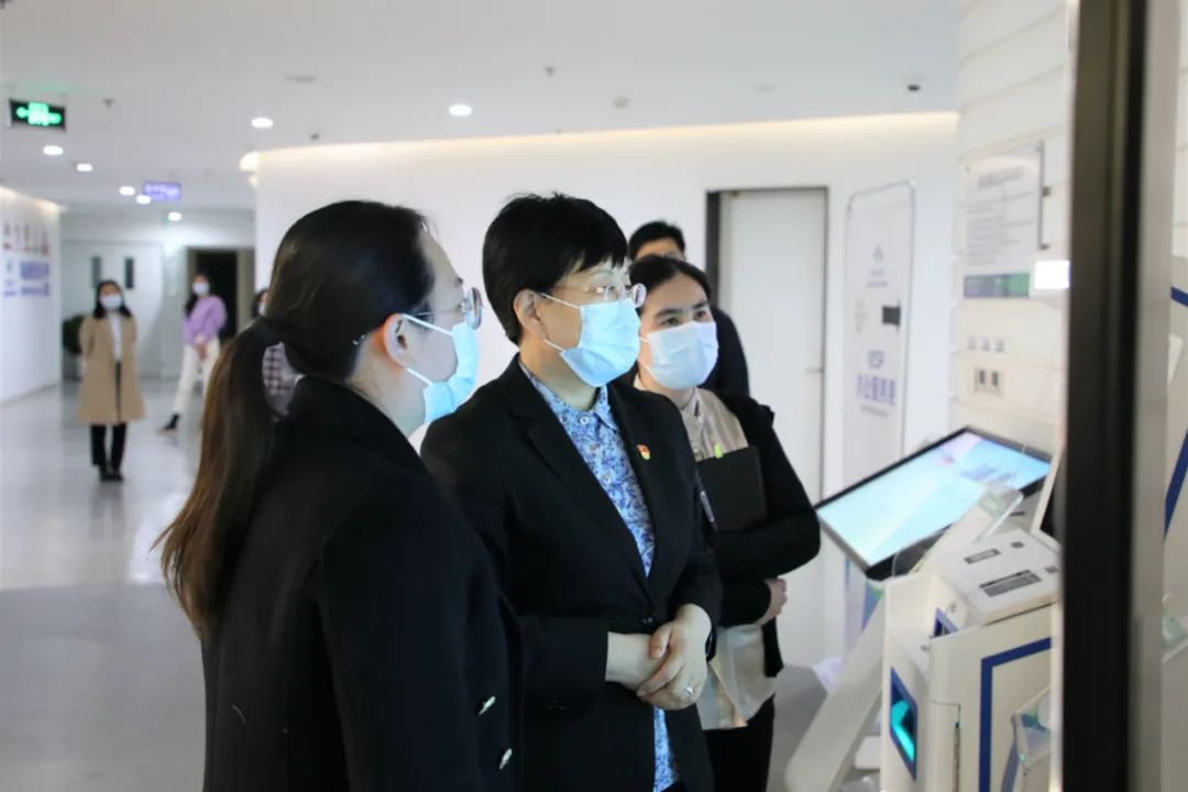 杨秀玲“四不两直”检查疫情防控！强调要严之又严落实防控举措，全力以赴守护职工居民健康2.jpg