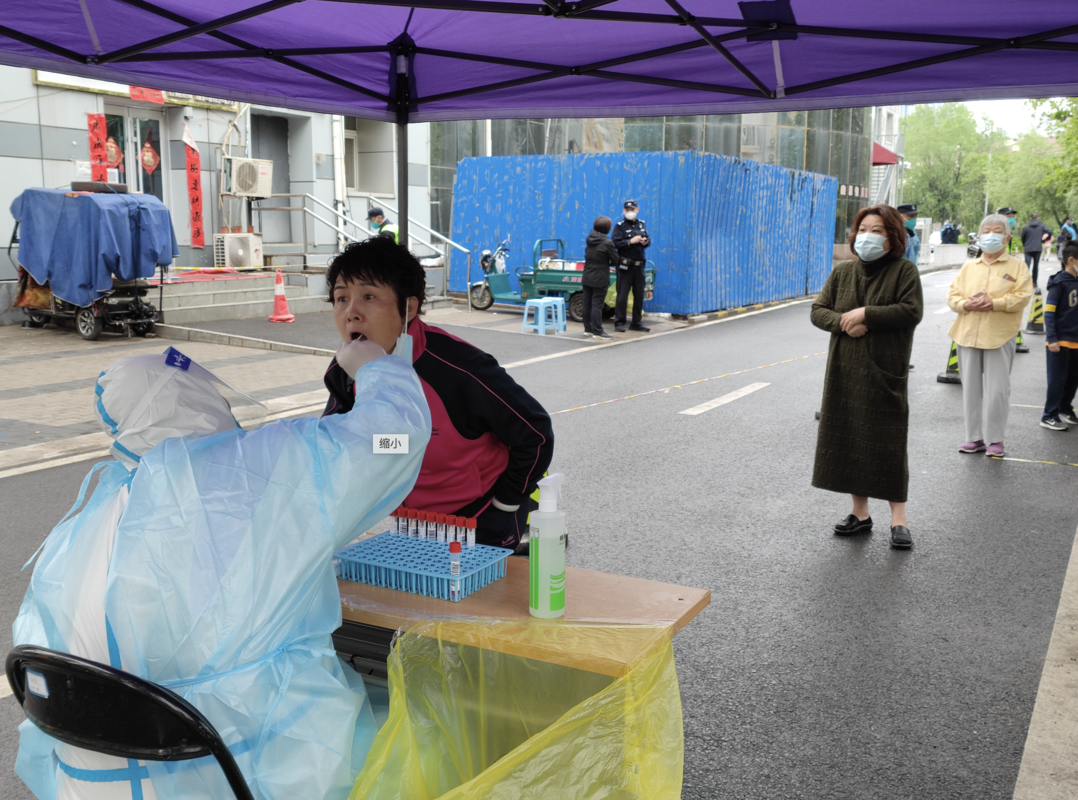 “下雨也不耽误！”防护白、志愿蓝、保安绿汇成温暖守护色 2.png