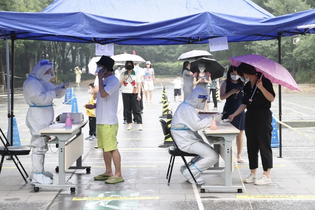风雨无阻,众志成城!今天的核酸检测现场是这样的.jpg