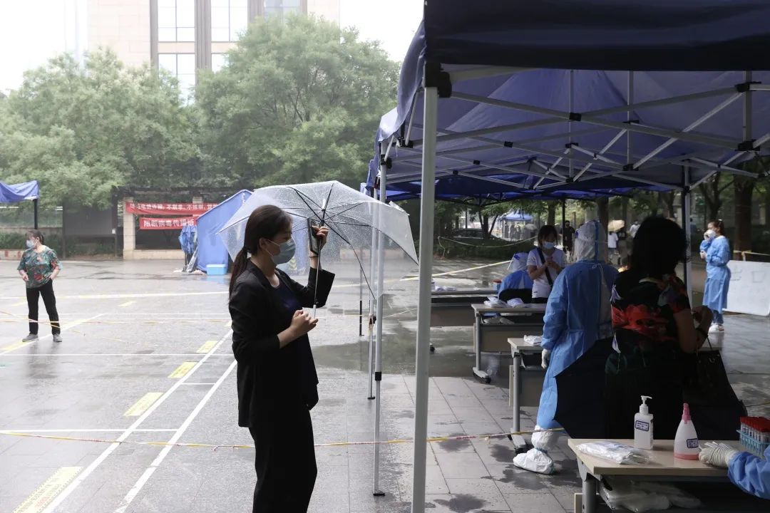 风雨无阻,众志成城!今天的核酸检测现场是这样的2.jpg