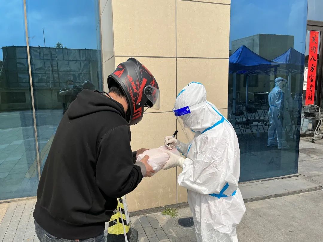 直击：10小时配送近3000单，30名志愿者的防疫进行时2.jpg