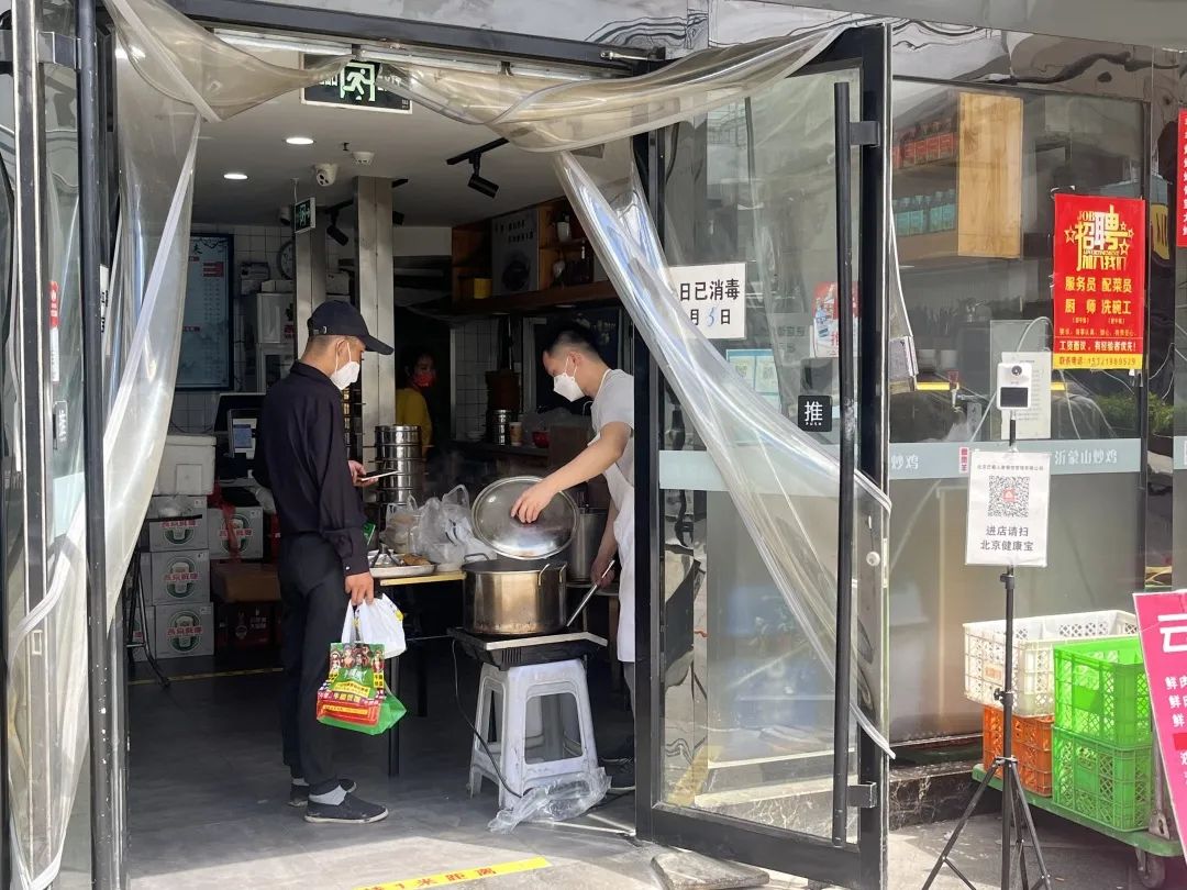 凌晨4点备餐迎接堂食恢复!跟着小亦去现场重拾好“食”光14.jpg