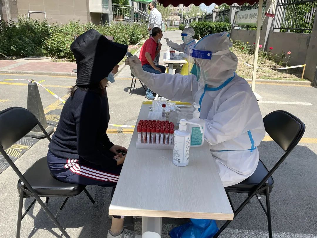 两个检测台同时为居民检测.jpg