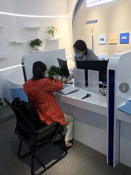 一年1596件!经开区商标业务受理窗口提供“家门口”的创新服务2.png 一年1596件!经开区商标业务受理窗口提供“家门口”的创新服务2.png