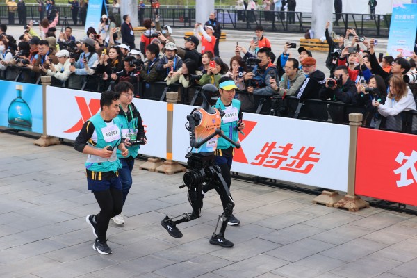全球首个,人形机器人“跑团”在亦庄!2025北京亦庄半程马拉松暨人形机器人半程马拉松圆满举办 (2).jpg 全球首个,人形机器人“跑团”在亦庄!2025北京亦庄半程马拉松暨人形机器人半程马拉松圆满举办 (2).jpg