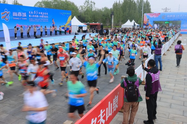 全球首个,人形机器人“跑团”在亦庄!2025北京亦庄半程马拉松暨人形机器人半程马拉松圆满举办 (3).jpg