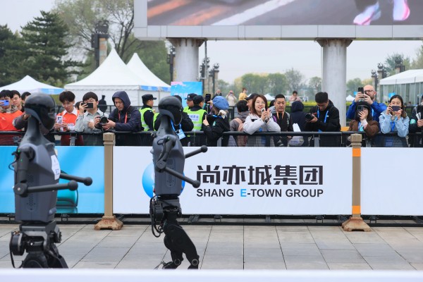 全球首个,人形机器人“跑团”在亦庄!2025北京亦庄半程马拉松暨人形机器人半程马拉松圆满举办 (5).jpg