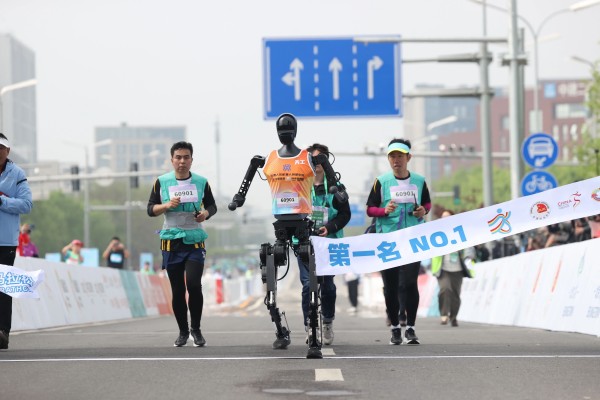 全球首个,人形机器人“跑团”在亦庄!2025北京亦庄半程马拉松暨人形机器人半程马拉松圆满举办 (6).jpg 全球首个,人形机器人“跑团”在亦庄!2025北京亦庄半程马拉松暨人形机器人半程马拉松圆满举办 (6).jpg