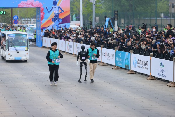全球首个,人形机器人“跑团”在亦庄!2025北京亦庄半程马拉松暨人形机器人半程马拉松圆满举办 (9).jpg 全球首个,人形机器人“跑团”在亦庄!2025北京亦庄半程马拉松暨人形机器人半程马拉松圆满举办 (9).jpg