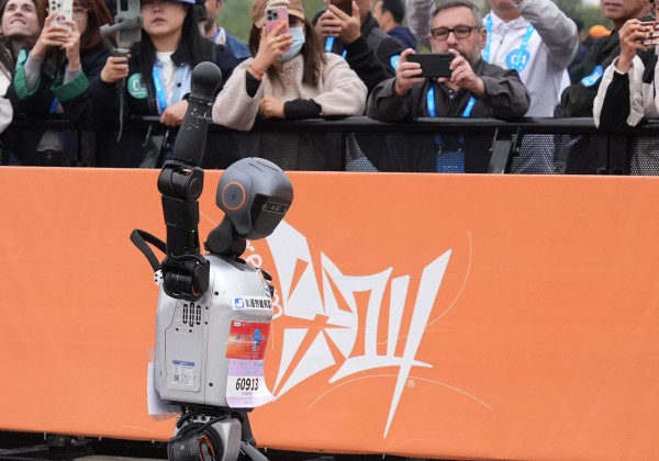 全球首个,人形机器人“跑团”在亦庄!2025北京亦庄半程马拉松暨人形机器人半程马拉松圆满举办 (10).jpg 全球首个,人形机器人“跑团”在亦庄!2025北京亦庄半程马拉松暨人形机器人半程马拉松圆满举办 (10).jpg