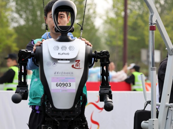全球首个,人形机器人“跑团”在亦庄!2025北京亦庄半程马拉松暨人形机器人半程马拉松圆满举办 (11).jpg 全球首个,人形机器人“跑团”在亦庄!2025北京亦庄半程马拉松暨人形机器人半程马拉松圆满举办 (11).jpg