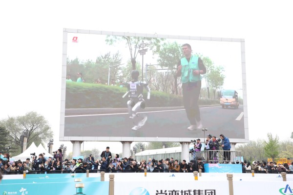 全球首个,人形机器人“跑团”在亦庄!2025北京亦庄半程马拉松暨人形机器人半程马拉松圆满举办 (12).jpg