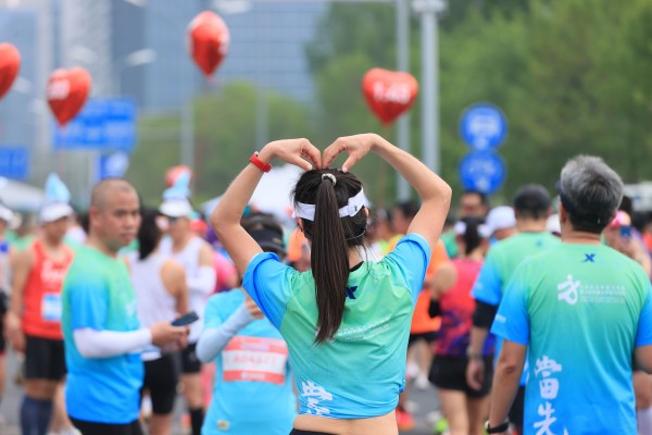 全球首个,人形机器人“跑团”在亦庄!2025北京亦庄半程马拉松暨人形机器人半程马拉松圆满举办 (13).jpg