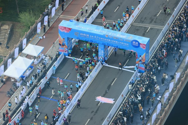 全球首个,人形机器人“跑团”在亦庄!2025北京亦庄半程马拉松暨人形机器人半程马拉松圆满举办 (14).jpg
