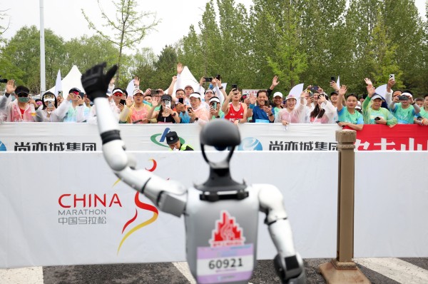 全球首个,人形机器人“跑团”在亦庄!2025北京亦庄半程马拉松暨人形机器人半程马拉松圆满举办 (15).jpg