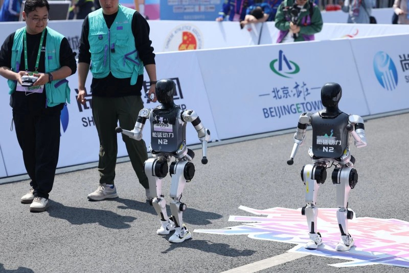 与机器人同奔跑！试乘自动驾驶汽车，驻华外交官在北京经开区探秘高精尖产业创新基因 (1).jpg