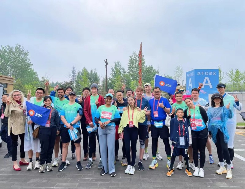 与机器人同奔跑！试乘自动驾驶汽车，驻华外交官在北京经开区探秘高精尖产业创新基因 (3).jpg