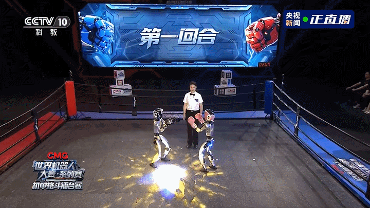 跑完半马又去格斗打擂！人形机器人技术试炼场加速应用落地 (1).GIF