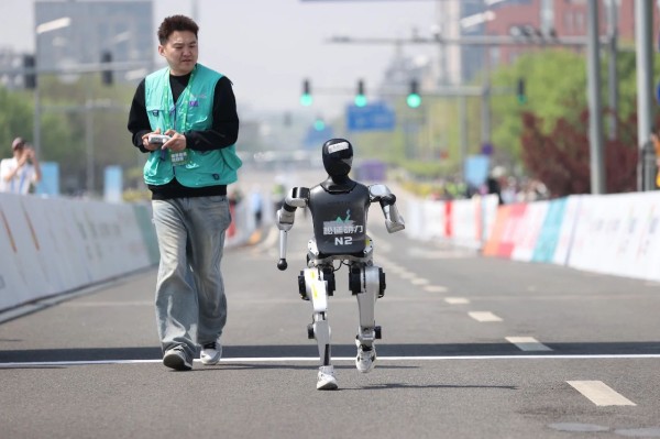 跑完半马又去格斗打擂!人形机器人技术试炼场加速应用落地 (2).jpg 跑完半马又去格斗打擂!人形机器人技术试炼场加速应用落地 (2).jpg