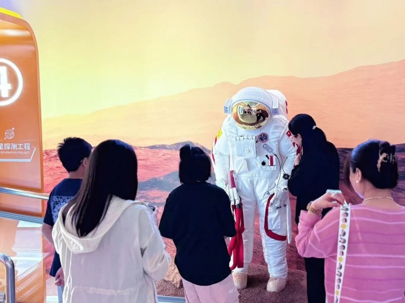 “智能科技+科普研学”解锁假期新体验!北京经开区工业科技旅游热度攀升 (3).jpg