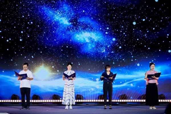 北京网络文学创作基地在亦庄揭牌，机器人网文作家“G先生”亮相第八届中国“网络文学 +”大会IP之夜 (3).jpg