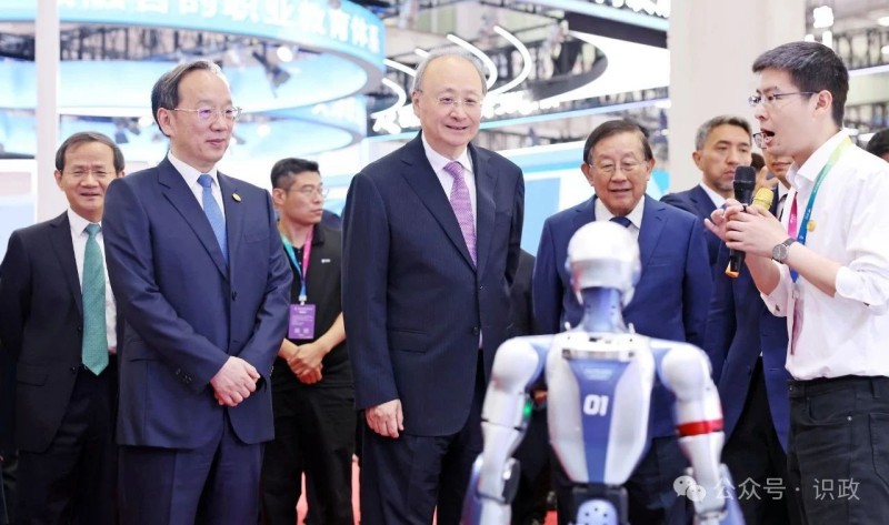 2025世界机器人大会在京开幕,尹力、万钢、李乐成、殷勇出席 (2).jpg