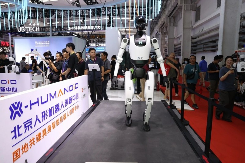 十余款首发首创产品发布,具身智能机器人成焦点!北京亦庄基本形成具身产业链体系 (1).jpg 十余款首发首创产品发布,具身智能机器人成焦点!北京亦庄基本形成具身产业链体系 (1).jpg