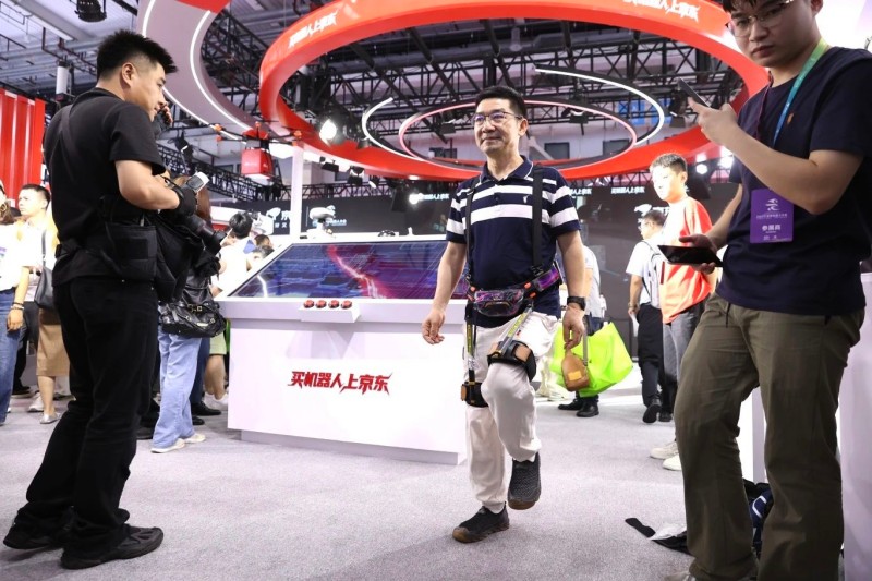 十余款首发首创产品发布,具身智能机器人成焦点!北京亦庄基本形成具身产业链体系 (5).jpg 十余款首发首创产品发布,具身智能机器人成焦点!北京亦庄基本形成具身产业链体系 (5).jpg