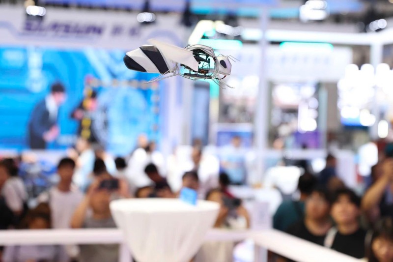 十余款首发首创产品发布,具身智能机器人成焦点!北京亦庄基本形成具身产业链体系 (9).jpg 十余款首发首创产品发布,具身智能机器人成焦点!北京亦庄基本形成具身产业链体系 (9).jpg