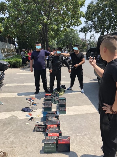 开发区“巡防哥”抓获盗窃机动车电瓶嫌疑人并起获被盗电瓶39块