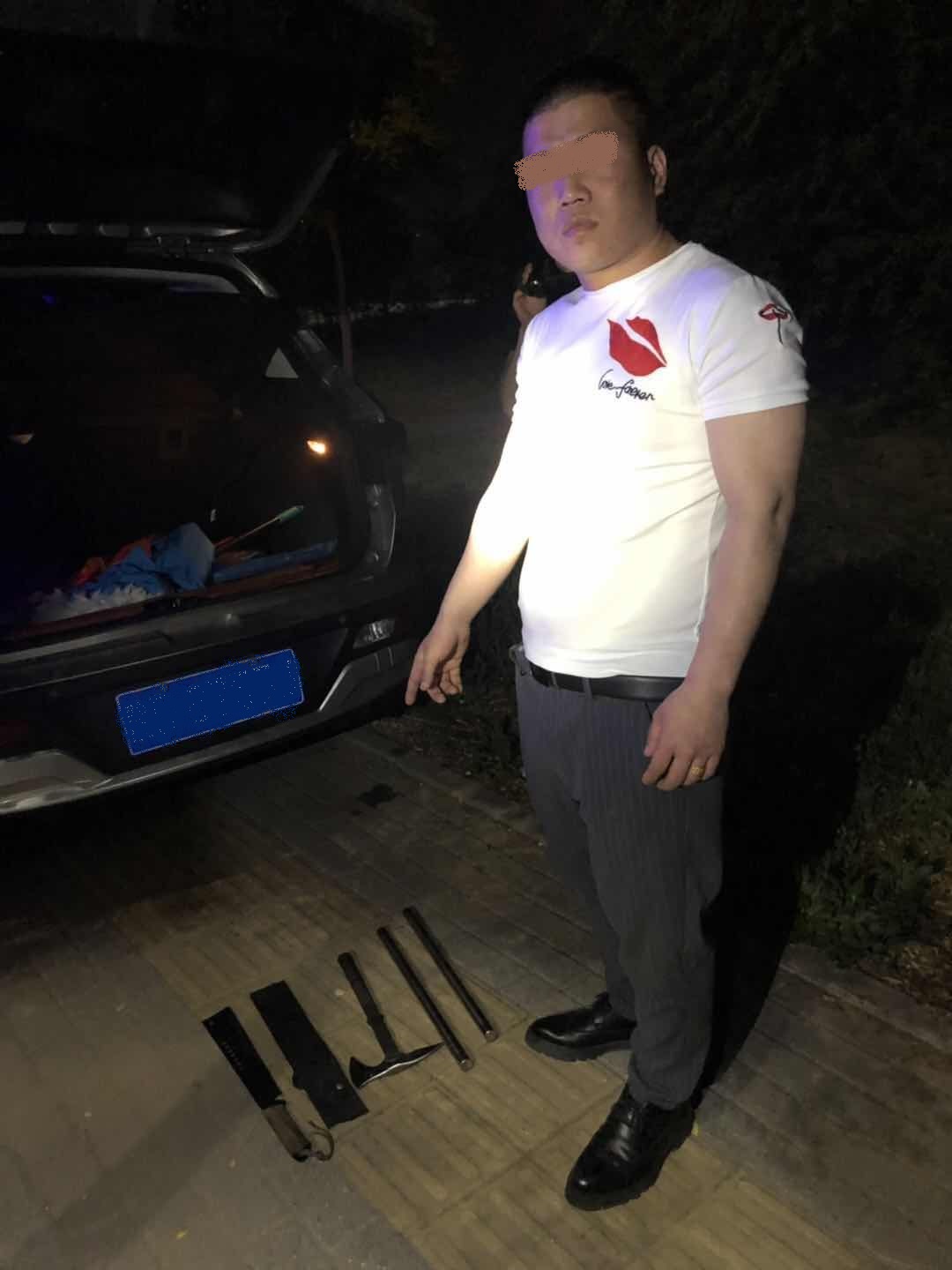 开发区“巡防哥”查获非法携带管制刀具嫌疑人