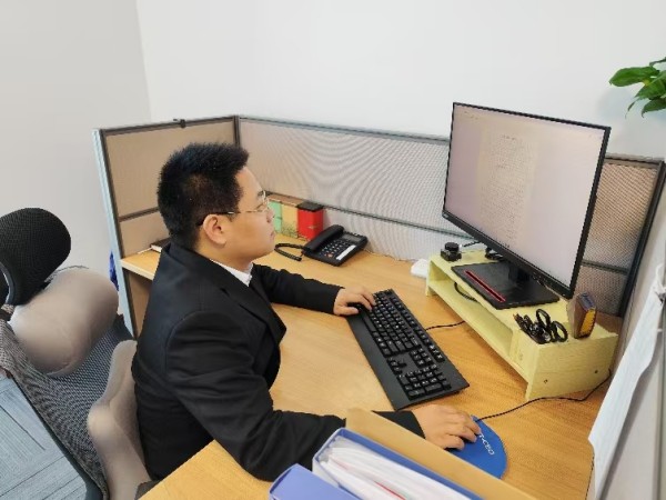 张中洲.jpg 张中洲.jpg